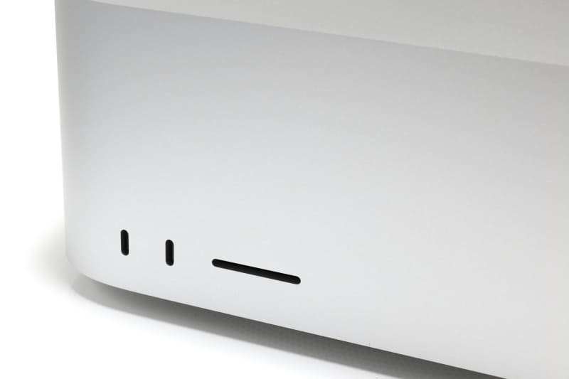 Mac Studioの底面には一応滑り止めラバーがあるが、ややサラサラした表面質感の机だと少々滑りやすい。なので、机表面材質によっては、片手でUSB-CケーブルやSDカードの挿抜を行えないことがある（Mac本体が滑るため）。俺の場合は机上からの落下も考慮し、両面テープ的なものでMacを机面に固定している