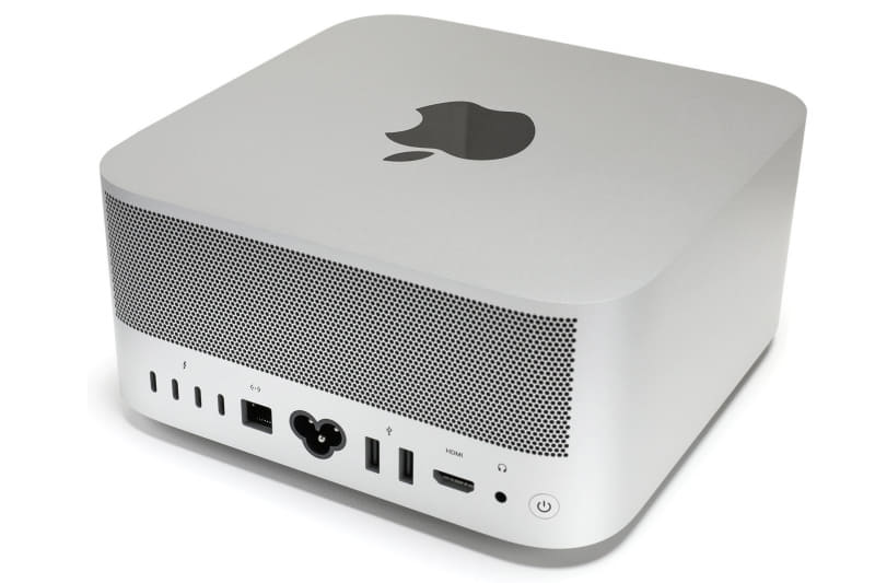 後面丈夫には排気口。右下に見える電源ボタンは実用的であるものの、本体表面から出っ張っても引っ込んでもおらず、手探りでは探しにくい