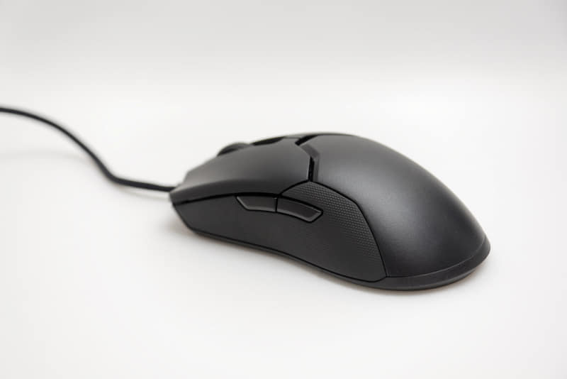 両サイドにも2つずつボタンを備え、いろいろな機能を割り当てられる