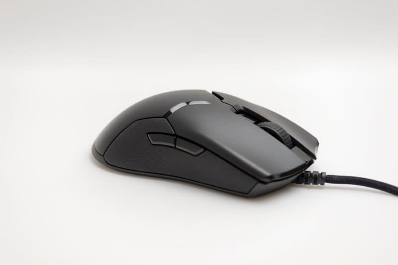 両サイドにも2つずつボタンを備え、いろいろな機能を割り当てられる