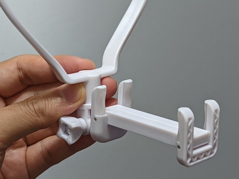 ホルダー部。幅5.5～8cmのスマホを挟み込める