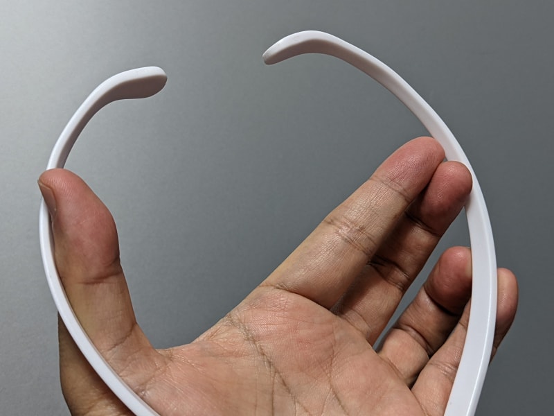 ネックバンド部には切れ込みがあり、ここを広げて首にかける