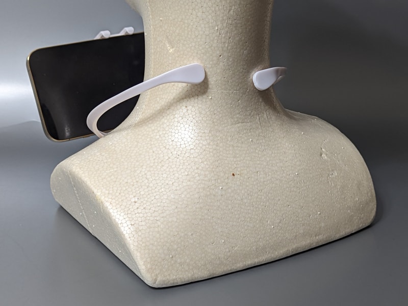 スマホが重いとネックバンドの切れ込みが広がって外れそうになるのが欠点