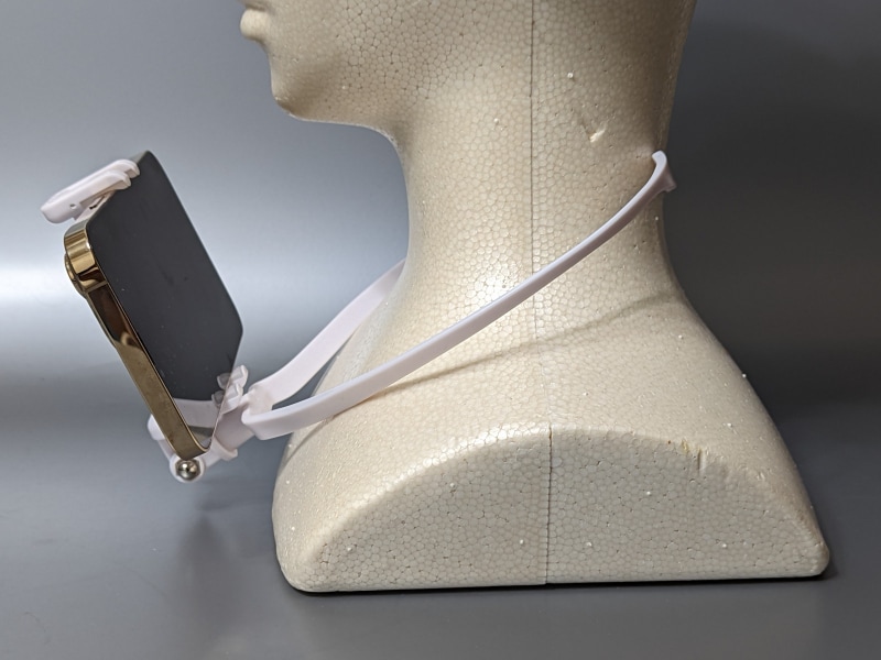 横から見たところ。顔との距離が短いので撮影中は画面がギリギリ見える程度