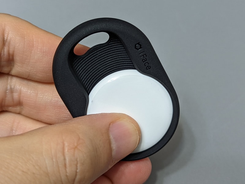 AirTagのスピーカーがある白い面を上にしてはめ込む。黒い部分はTPU素材