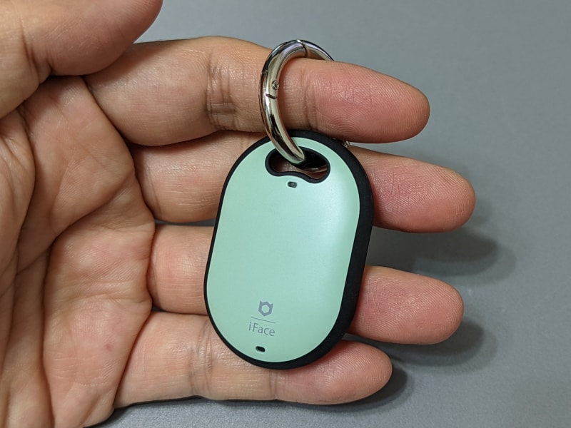 この状態でキーホルダーなどにぶら下げる。見た目にAirTagケースらしくない