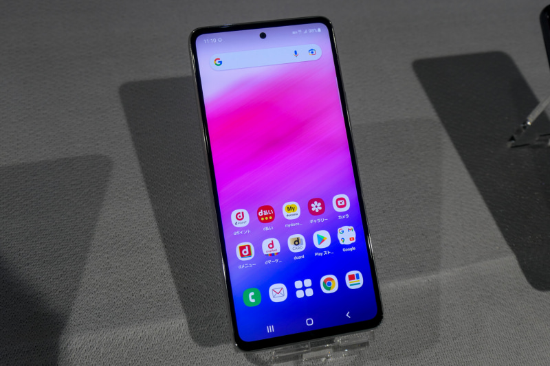 約6.5インチのディスプレイを搭載する