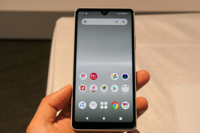 約5.5インチのディスプレイを搭載する