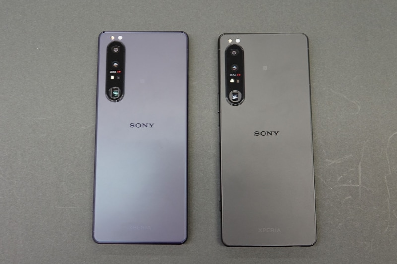 左が先代モデル「Xperia 1 III」、右が1 IV