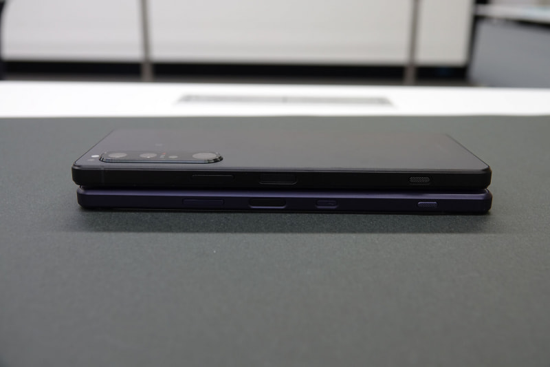 主な違いは「SIMスロットが下側面に移動」、「Googleアシスタントボタンの廃止」。カメラ部分には大きな差異は見られない