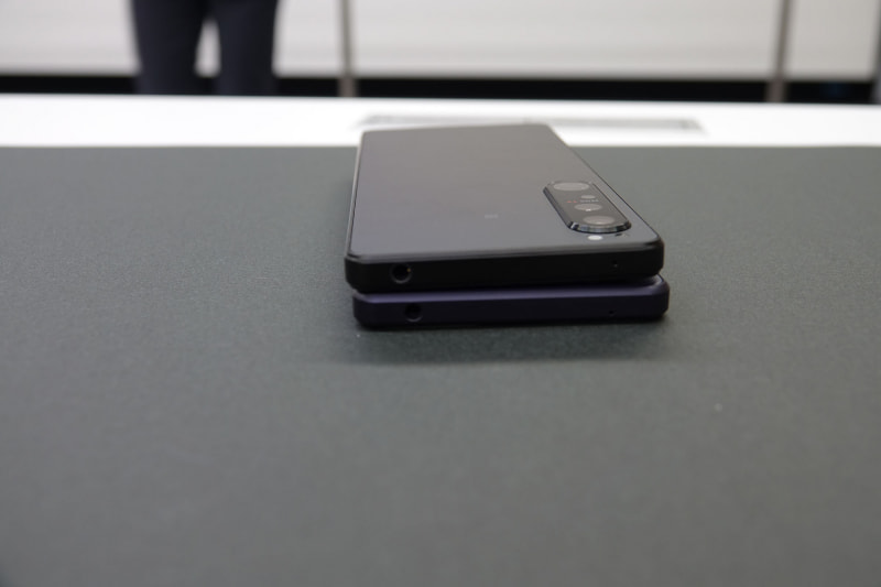 主な違いは「SIMスロットが下側面に移動」、「Googleアシスタントボタンの廃止」。カメラ部分には大きな差異は見られない