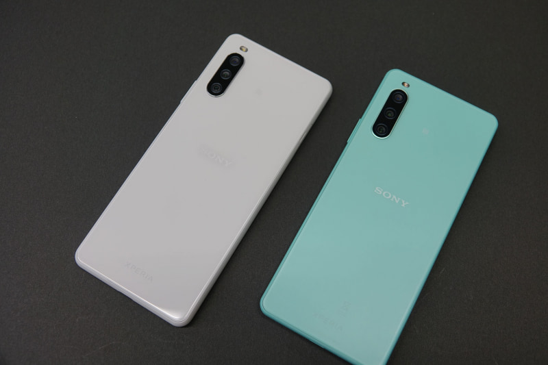 左が先代モデル（10 III）、右が10 IV