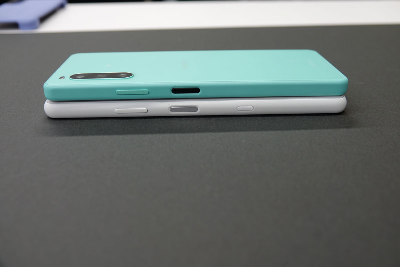 上が10 IV、下が先代モデル（10 III）。主な違いは、Googleアシスタントボタンの廃止。このほかカメラ部やSIMスロットの位置などが若干異なる