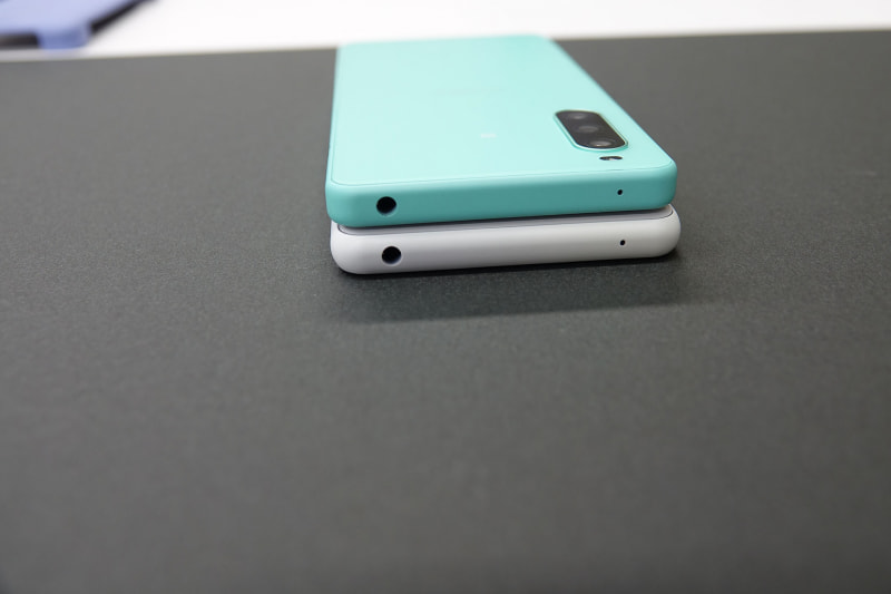 上が10 IV、下が先代モデル（10 III）。主な違いは、Googleアシスタントボタンの廃止。このほかカメラ部やSIMスロットの位置などが若干異なる