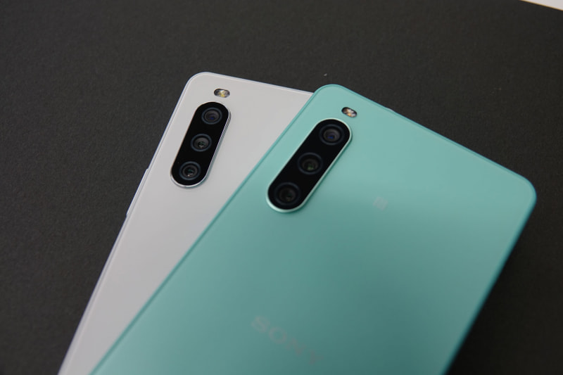 左が先代モデル（10 III）、右が10 IV