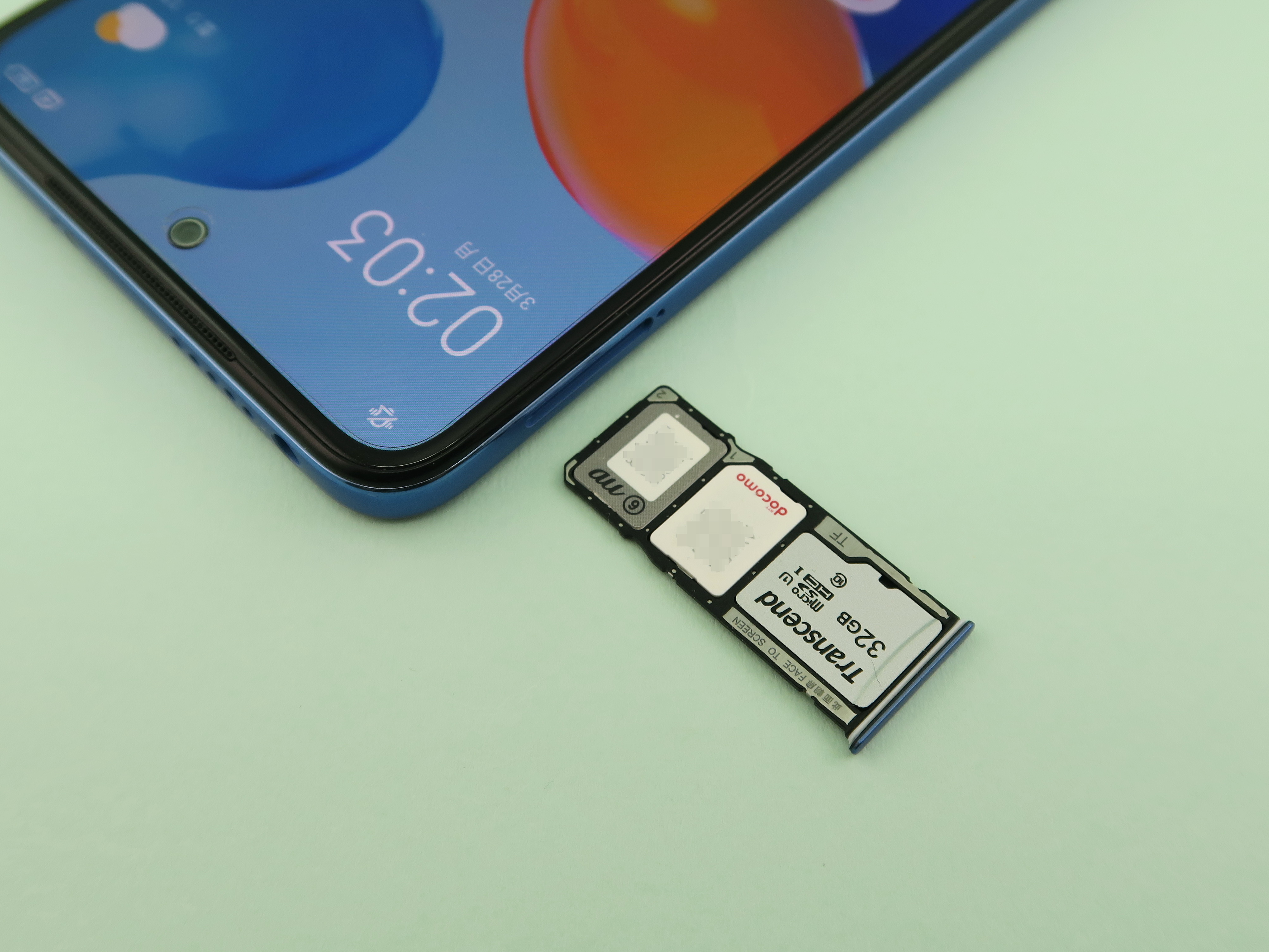 機種によっては2枚のnanoSIMカードとmicroSDメモリーカードを同時に利用できるトリプルスロットを備える