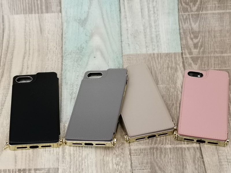 Cross Body Case。左からblack、gray、beige、pinkのカラーバリエーション（写真はストラップを外した状態）