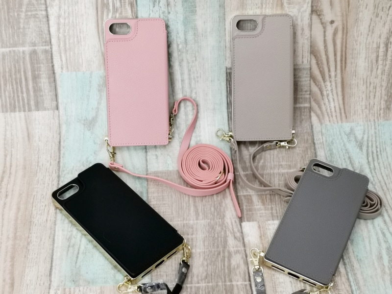 こちらは、ストラップを取り付けた状態