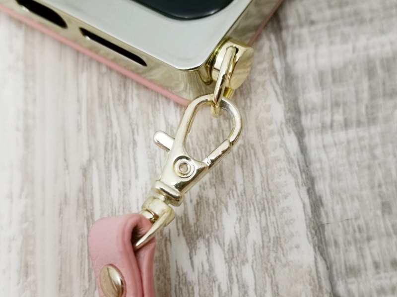 ストラップはDカンに、回転カン付きナスカンで取り付けます