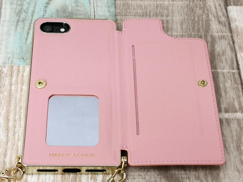 スナップ止めなので、入れておいたカードが抜け落ちることはなさそうです