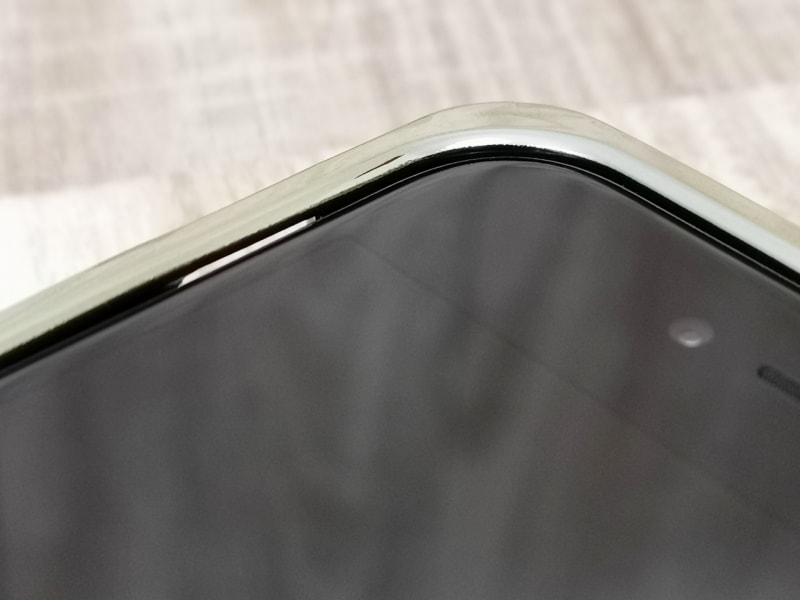 画面よりもケースの方が高くなる設計になっています