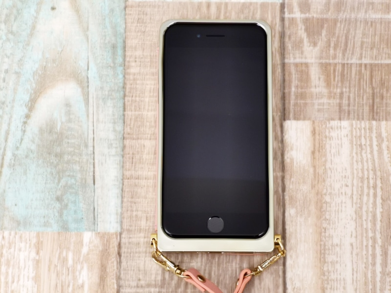 iPhone SE（第3世代）を装着したところ。側面のカバー部はメタリックのような見た目です