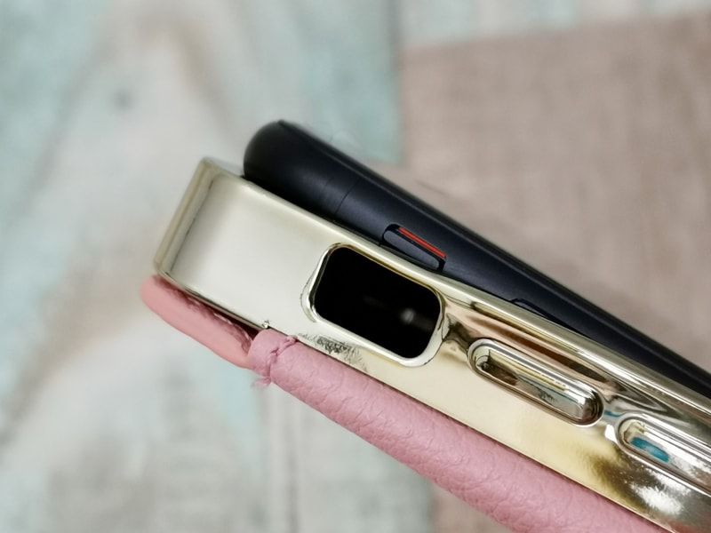 見た目に反して、適度にしなやかなため、つけ外ししやすくなっています