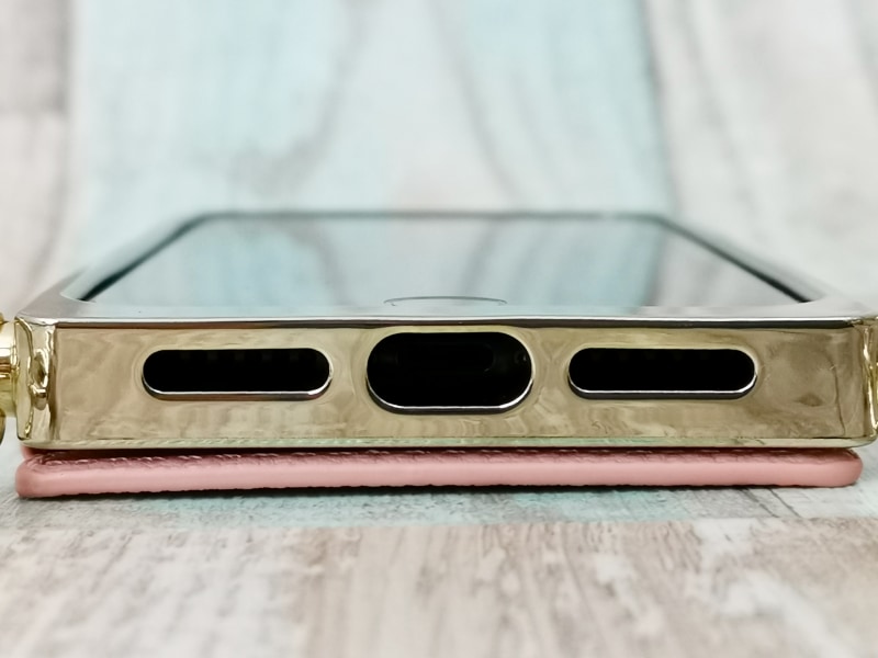 底辺部。Lightning端子部分とスピーカーやマイク穴の部分がていねいにくり抜かれています