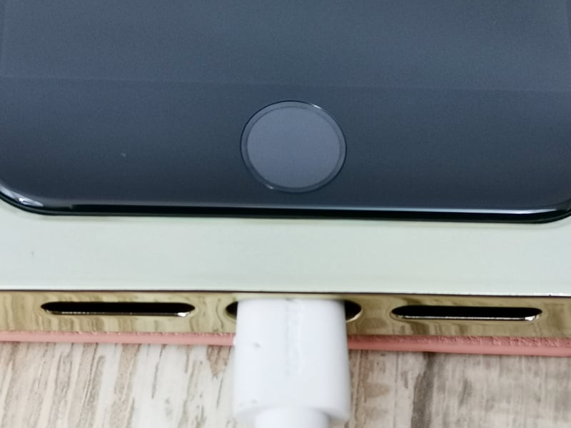 奥まってはいますが、装着したままLightning端子へアクセス可能です