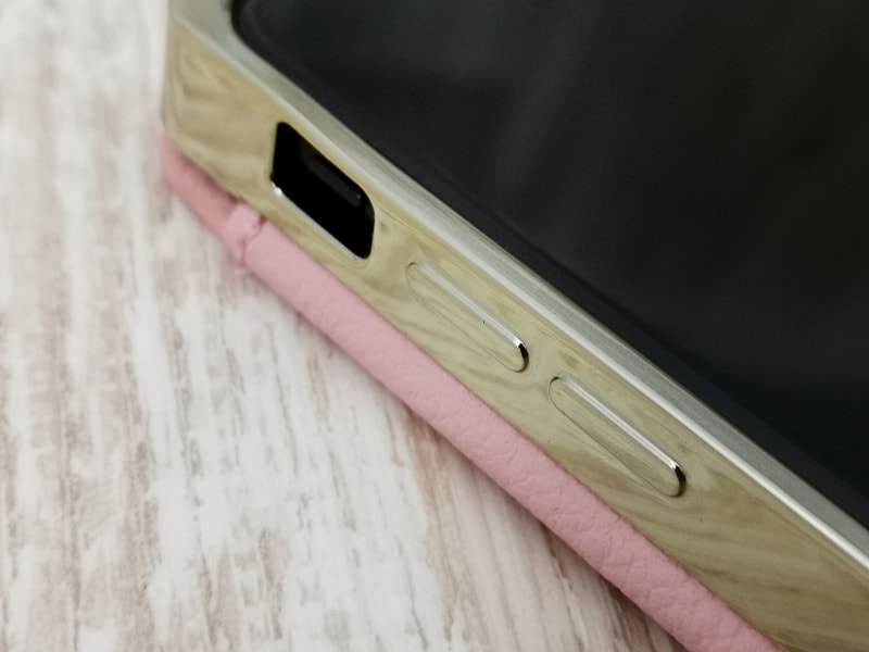 音量調節ボタンとサイレントスイッチ周り