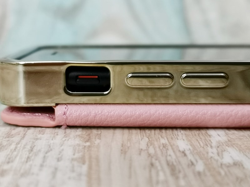 音量調節ボタンは押しやすいのですが、サイレントスイッチは奥まっているため、爪で引っかける必要があります