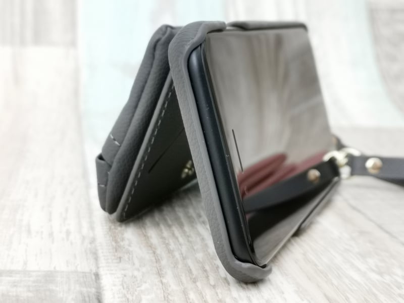 フラップ部はスタンドの役割も果たします