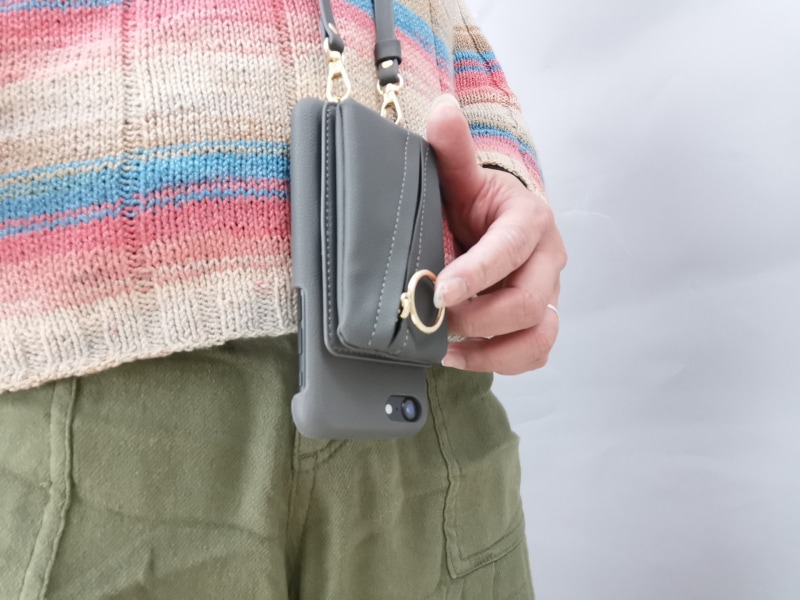 写真は首から下げています（本来は肩掛けする）が、最も短めにベルトを調節しても、ウエストラインより下にiPhoneがぶら下がっています