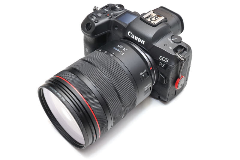 キヤノンの「EOS R5」は、おもにロケ時の商品撮影などに使用中。動画撮影についても強力な性能を備えている