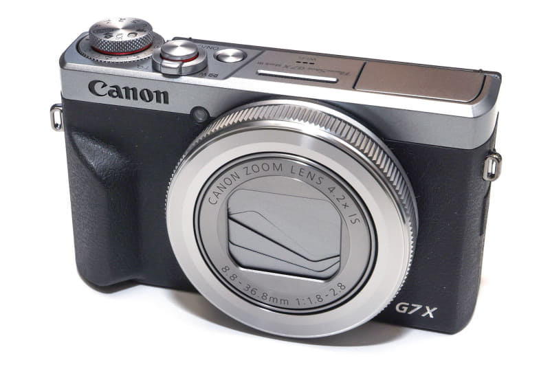 ズギャッと購入したキヤノン「PowerShot G7 X Mark III」。4K動画撮影対応で、2021年9月のファームウェアアップデートでAF / AEのスピードと精度が進化した「Video Blog」モードが追加された。ツートンのを買ってみた。実勢価格は9万円前後