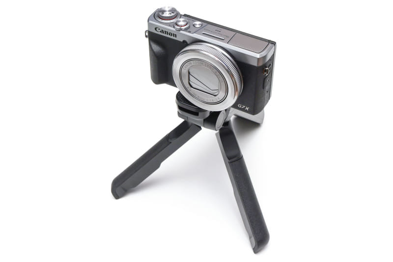 PowerShot G7 X Mark IIIに装着したのは<a href="https://canon.jp/corporate/newsrelease/2019/2019-10/pr-hg-100tbr" class="strong bn" target="_blank">「トライポッドグリップ HG-100TBR」</a>。ワイヤレスリモートコントローラー「BR-E1」が同梱された動画撮影用グリップだ。じつはPowerShot G7 X Mark II購入時に「リモコングリップでフルHD撮ろう」と考えていっしょに買ったが、まさかの「G7 X Mark IIには非対応」品であり絶望して滅亡して死蔵していたが、G7 X Mark III対応品なので復活。イイ感じで使えるが、ちょっと大きいかも
