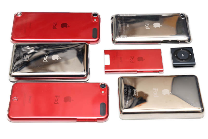 手持ちのiPodを出してきたら、7台あった。一時はこの倍くらいの台数があったが、iPod touch以降は「ためてもしょうがない」ということで都度手放してきたのであった。いや〜でも今も大好きなデバイスのひとつである。