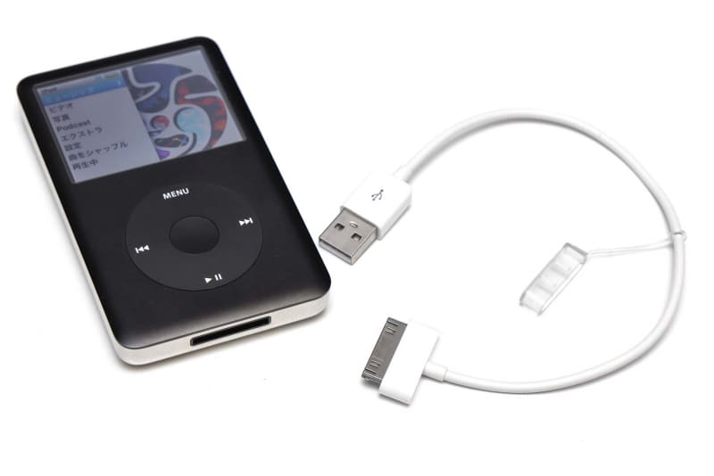 iPod classic 160GBの充電や曲の転送は「Dock Connector」という古い規格のケーブルで行う。USB充電対応。こういうのを持っている（しかも5本くらい＆そのうち3本は新品状態である）俺もまあ物持ちがいいと言えよう
