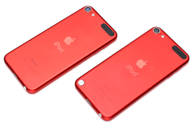 上が第7世代iPod touch、下が第5世代iPod touch。（PRODUCT）RED好きな俺であった
