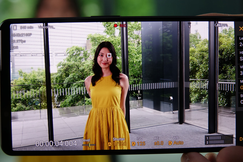 瞳オートフォーカス機能。被写体が動いても常に被写体の瞳を認識してピントを合わせながら写真／動画撮影できる