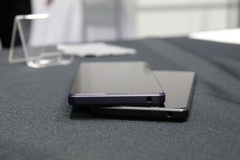 上が今回のXperia 1 IV。外側からは今回の改良はわからないが、ストロークが短くなってより鮮明なサウンド体験ができる