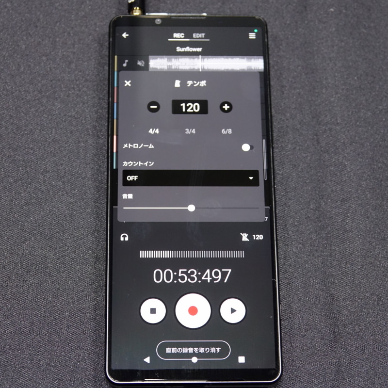 スタジオさながら、自分の声をモニタリング（左）したり、テンポを聴きながら（右）録音できる