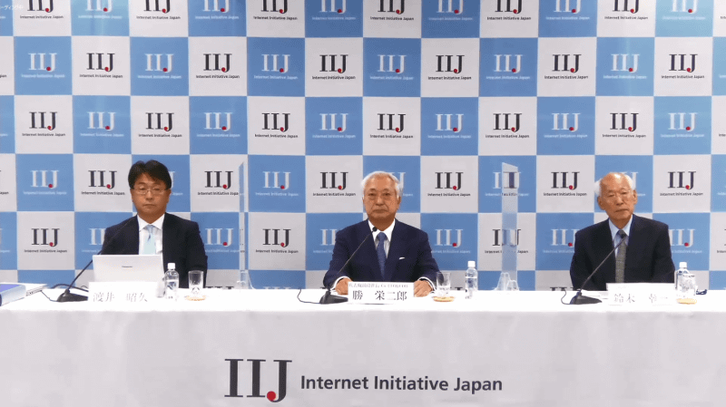 左からIIJ CFO 渡井昭久氏、同 Co-CEO＆COO 勝栄二郎氏、Co-CEO 鈴木幸一氏