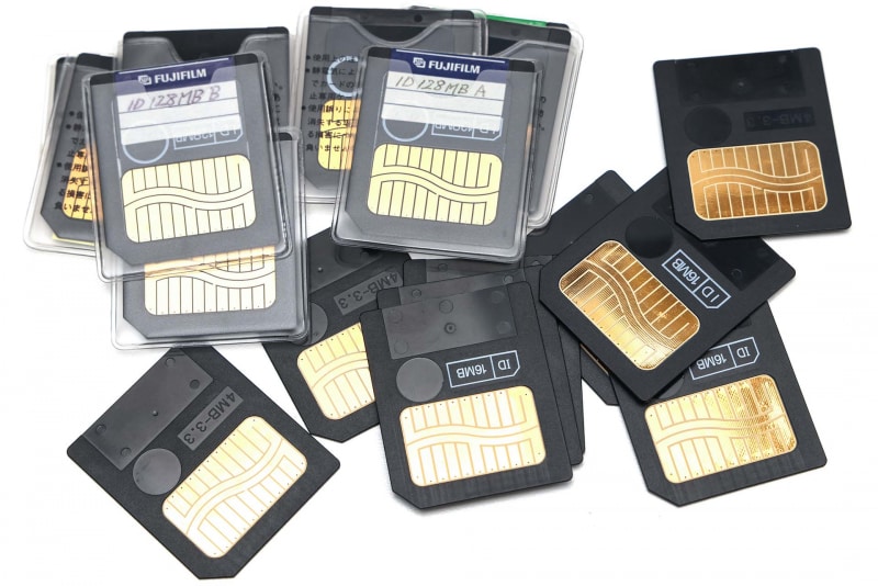 これはスマートメディア。おもにデジタルカメラ用のメモリーカードで、1995年から市販された。1990年代後半にデジカメを使っていた人は、けっこー多用したはず。