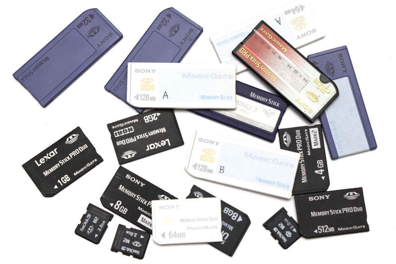 1998年9月に発売されたソニーのメモリースティック。ソニー製デジカメのほか、ソニー製ミュージックプレイヤーやソニー製ロボットAIBOにも当然採用されていた。