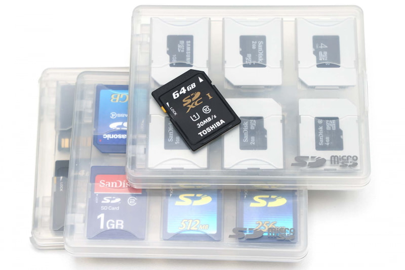 ご存じSDメモリーカード（SDHCメモリーカード・SDXCメモリーカード含む）。1999年8月25日に発表され、ほかのメモリーカードを次々ブッ●して現在主流となったメモリーカードだ。