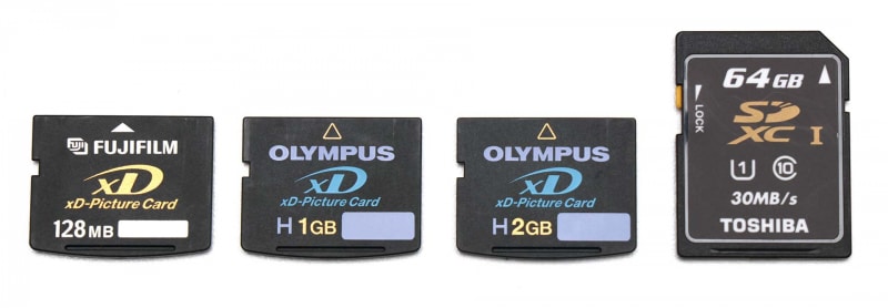 これはxDピクチャーカード。2002年9月発売時で、富士フイルムやオリンパスのデジタルカメラに使えた。2GB品までが発売された。SDメモリーカードと並べると……なーんかミョーに心が痛い。