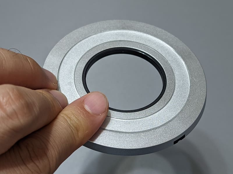 裏面は透明シートを剥がすことで卓上に吸着できる