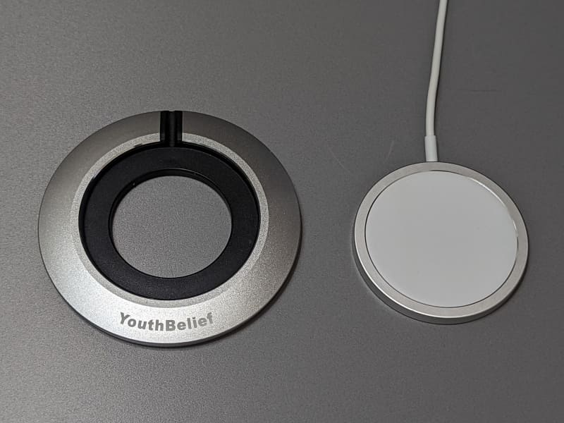 MagSafe充電器（右）と並べたところ