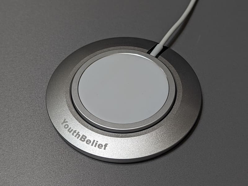 中央部分にMagSafe充電器をセットして設置する